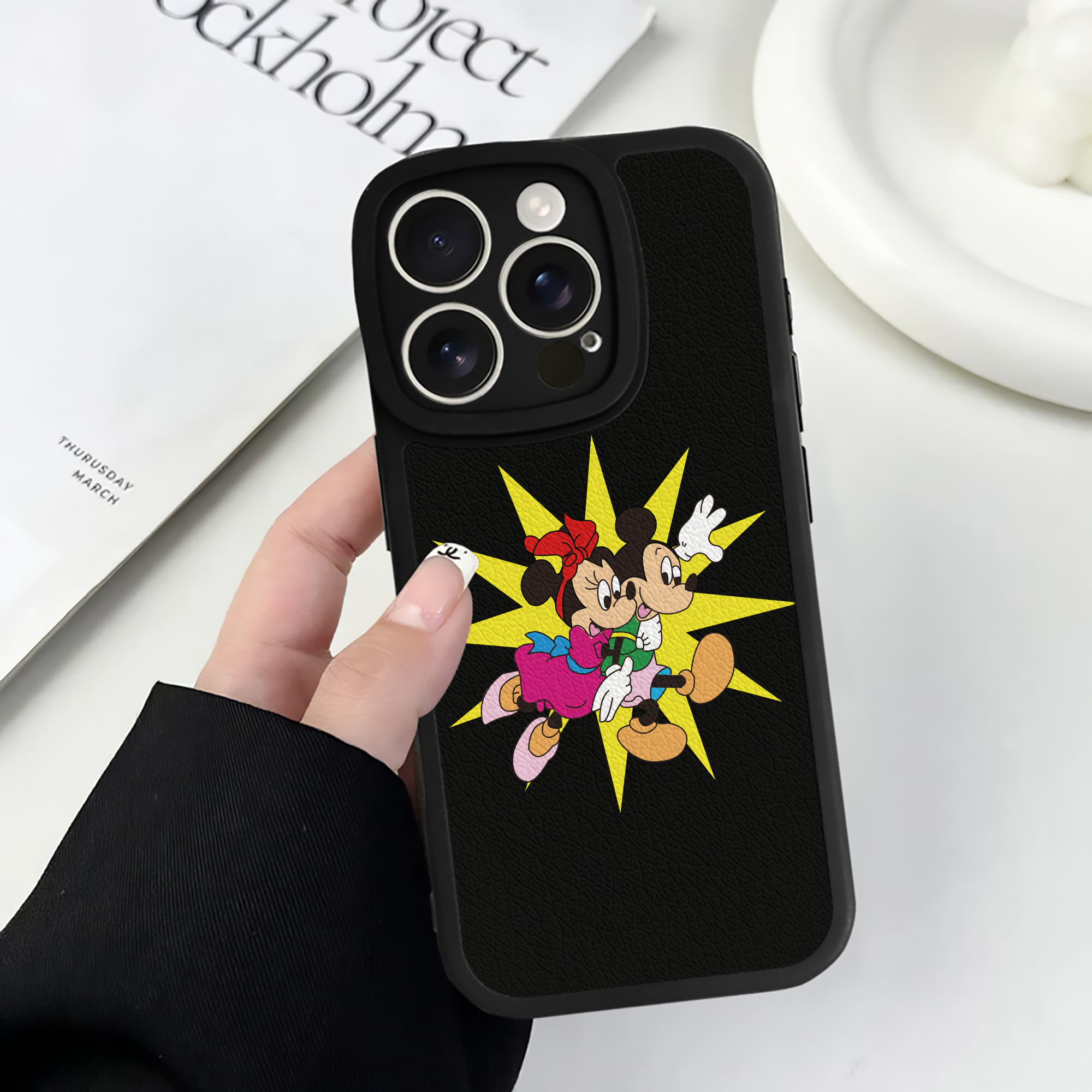 （画像用） ミッキーマウス Mickey Mouse 【iPhone 16シリーズ対応】シリコンスマホケース（レザー調） 材質：シリコン